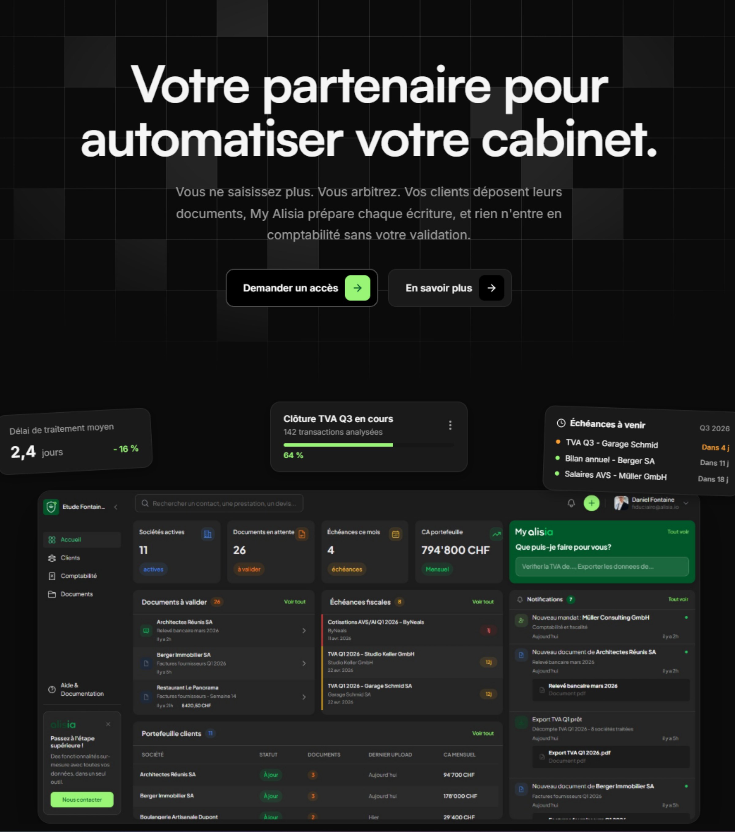deux collaborateurs se félicitent devant un ordinateur